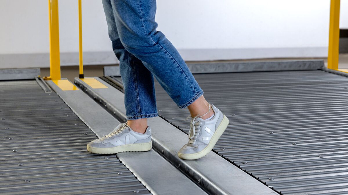 Person läuft über zwei Parkplatten
