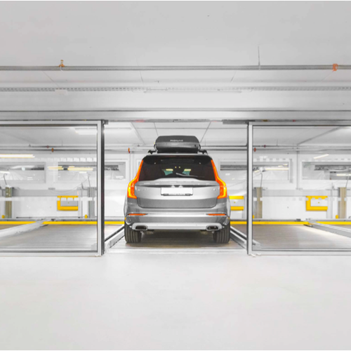 Auto steht in einem Autoparksystem