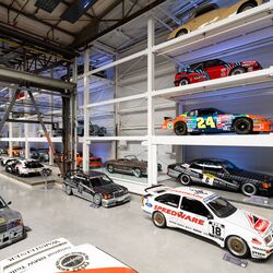 Regal an der Wand voller Autos in einem Museum