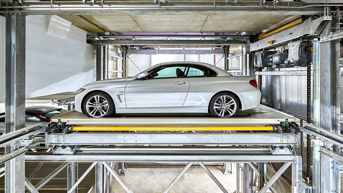 Auto steht auf einer Parkplatte in einem Autoparksystem