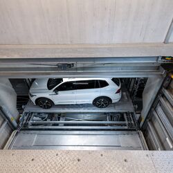 Autos steht in einem Autoparksystem