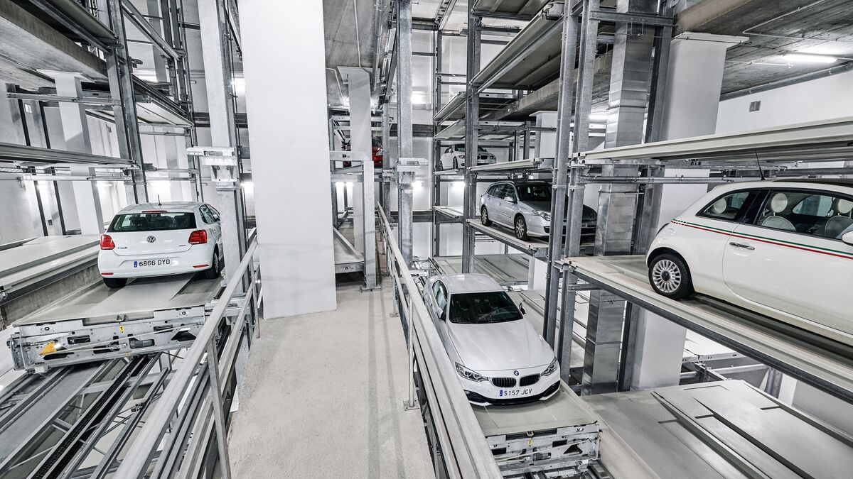 Autos parken in einem Regallagersystem