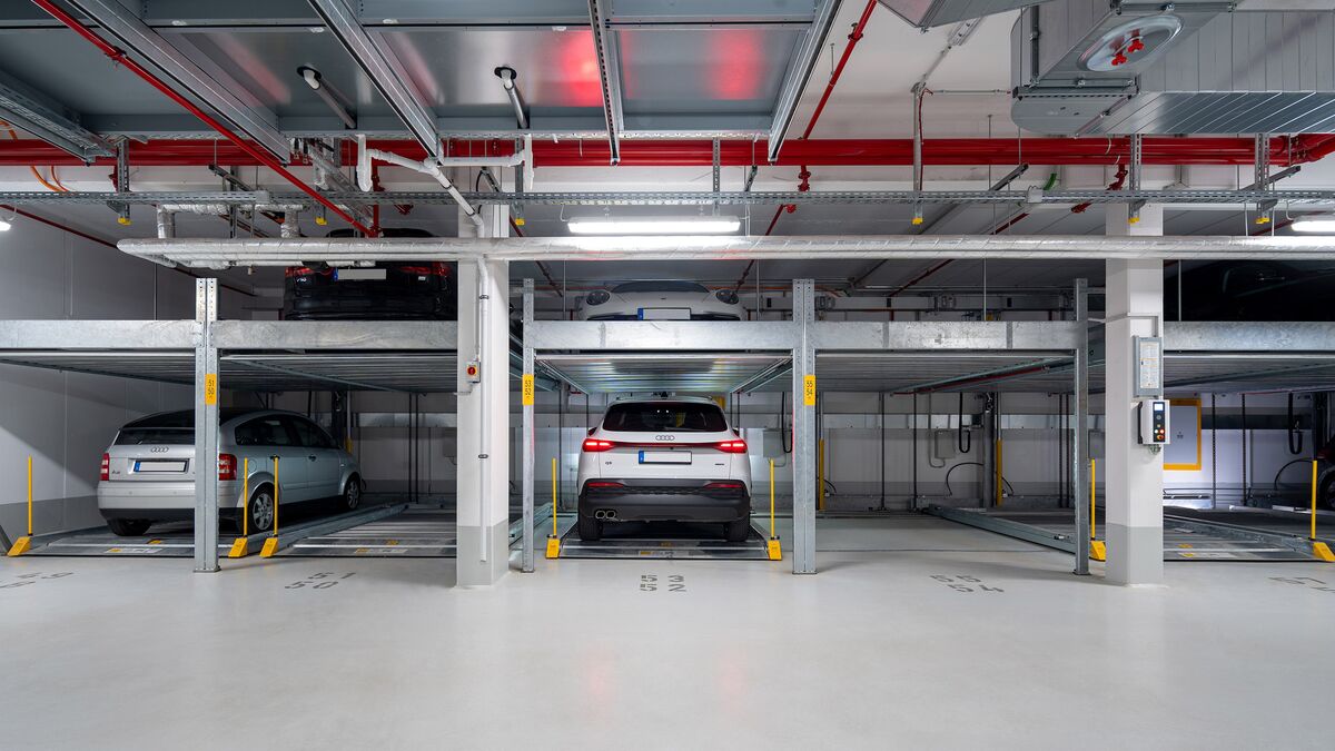 Frontalansicht auf das Parksystem, in dem ein Auto auf einer Parkplatt parkt