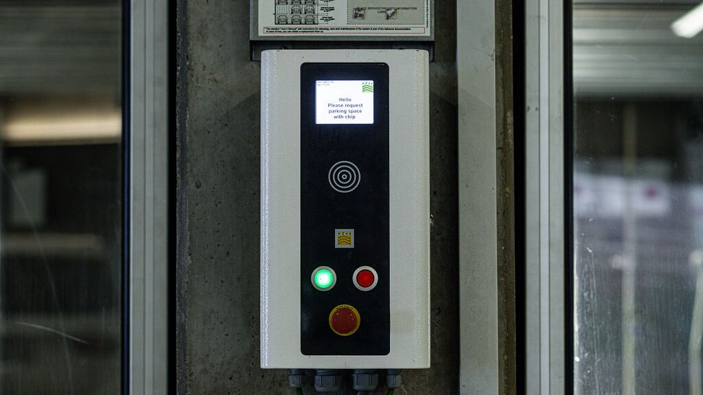Das Bild zeigt ein Bedienfeld eines Parksystems.