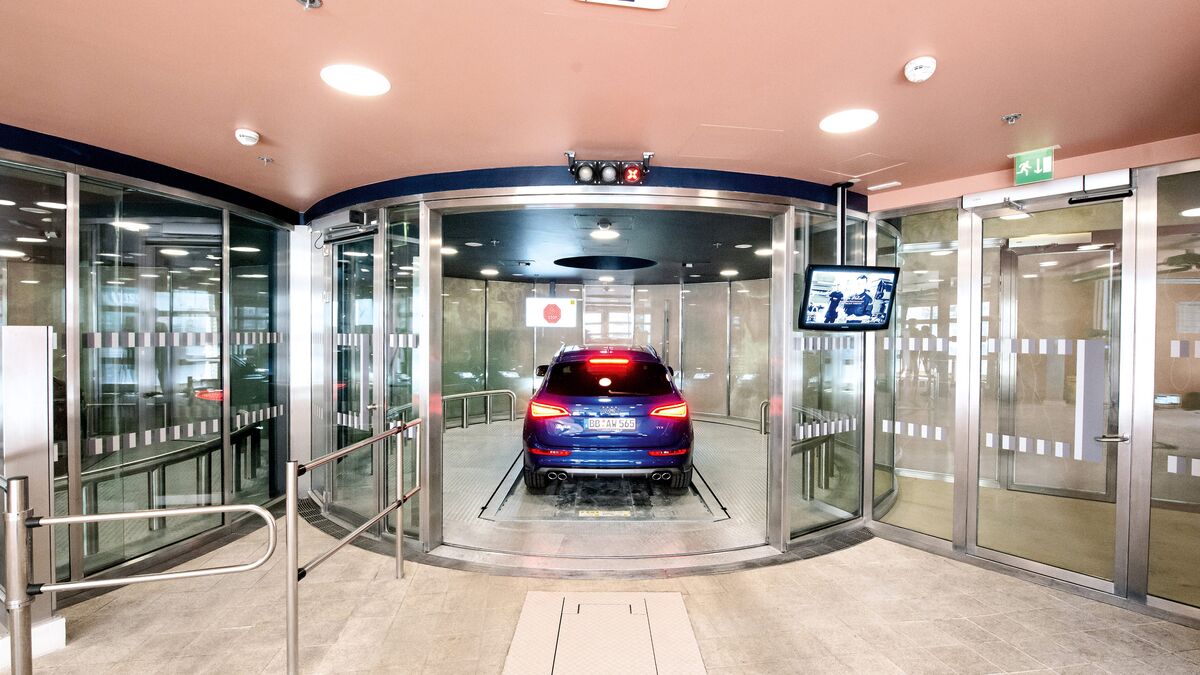 Auto fährt in ein Autoparksystem ein