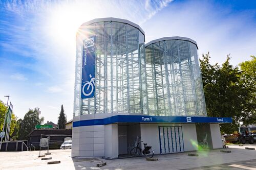 Foto eines automatischen Fahrradparksystems am Bahnhof in Hannover Wunstorf
