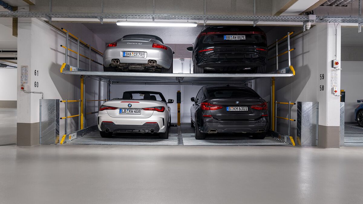 Autos steht in einem Autoparksystem