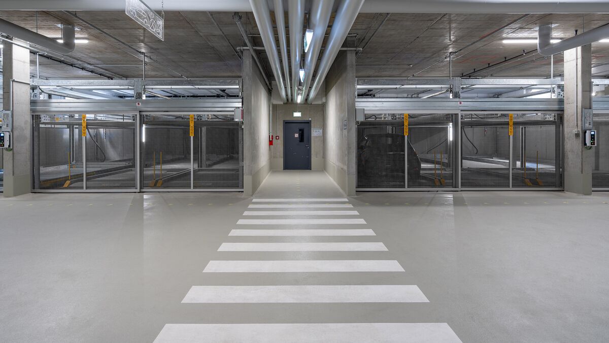 Frontalansicht auf die Parksysteme mit Blick auf den Tiefgaragenausgang