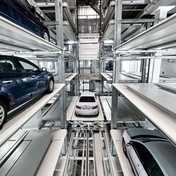 Autos parken in einem Regallagersystem
