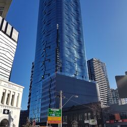 Außenansicht des Gebäudes Shadow Play in der Innenstadt von Melbourne
