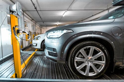 Auto steht auf einer Parkplatte in einem Autoparksystem
