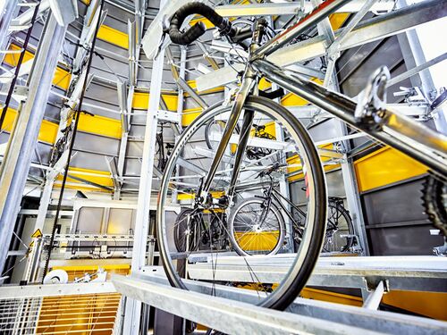 Fahrrad auf einer Radschiene in einem automatischen Fahrradparksystem