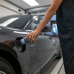 Auto steht in einer Einfahrtskabine auf einer Parkplatte