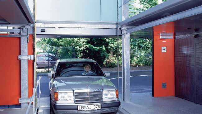 Auto fährt in die Einfahrtskabine des Parksafes ein