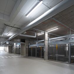 Einfahrtsbereich der Tiefgarage mit den Parksystemen