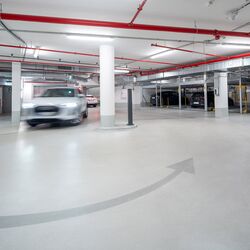Einfahrendes Auto in die Tiefgarage des Hochhauses