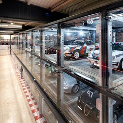 Das Parksystem in der Motorworld in Mallorca in der Schrägansicht mit Autos