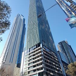 Außenansicht des Gebäudes Shadow Play in der Innenstadt von Melbourne