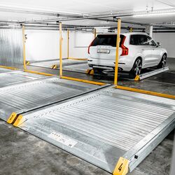 Auto steht auf einer Parkplatte