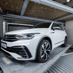 Autos steht in einem Autoparksystem
