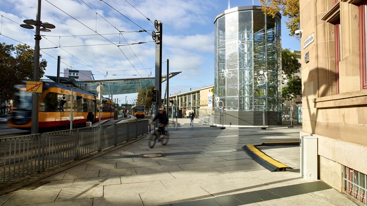 Automatic bicycle parking system at Heilbronn railway station