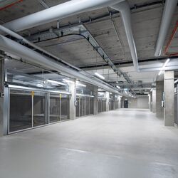 Ansicht der Fahrgasse in der Tiefgarage zwischen den seitlichen Parksystemen