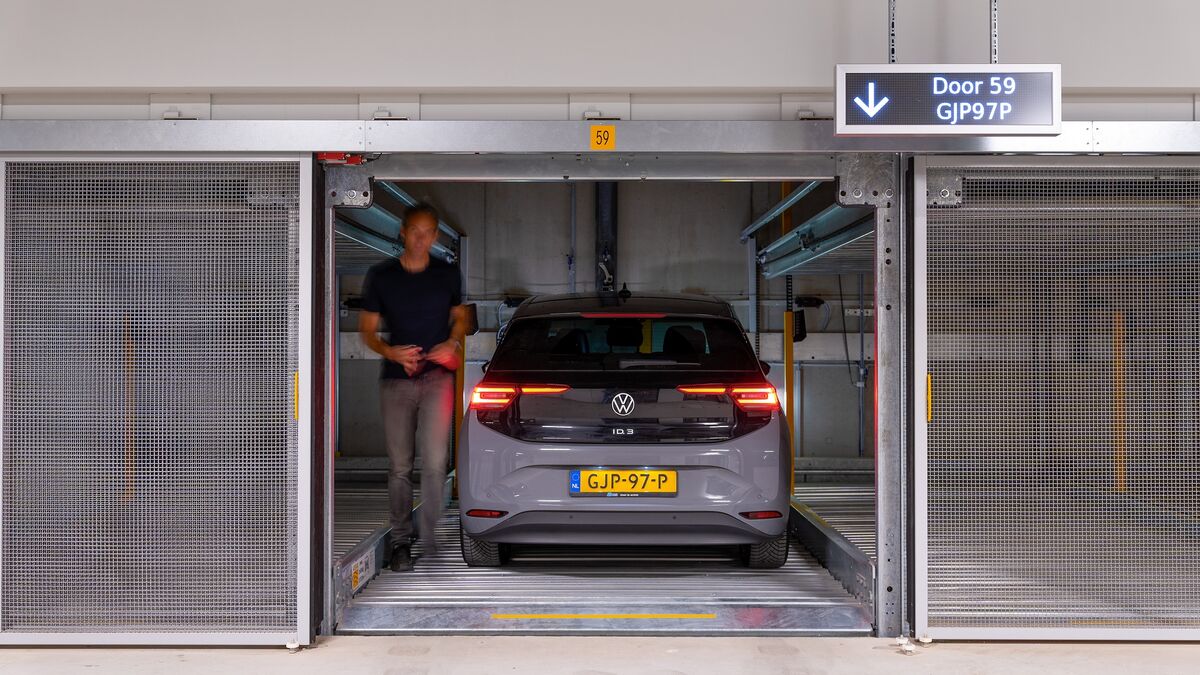 Vehicle drop-off on the transfer platform of the WÖHR Combilift 542/543 before automatic storage in the parking system.