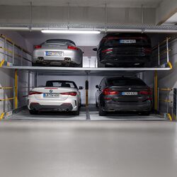 Autos steht in einem Autoparksystem