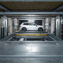 Autos steht in einem Autoparksystem