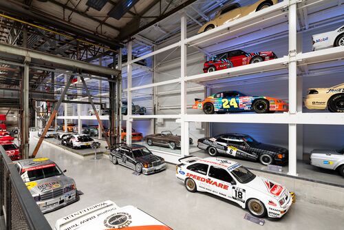 Regal an der Wand voller Autos in einem Museum