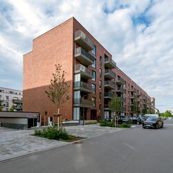 Auto fährt in die Tiefgarage des Gebäudes ein