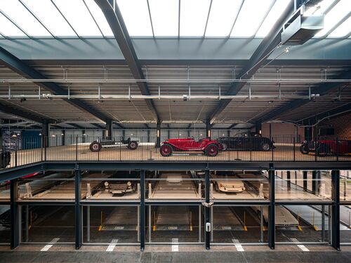 Museum mit Parksystem in dem Autos und Oldtimer geparkt sind
