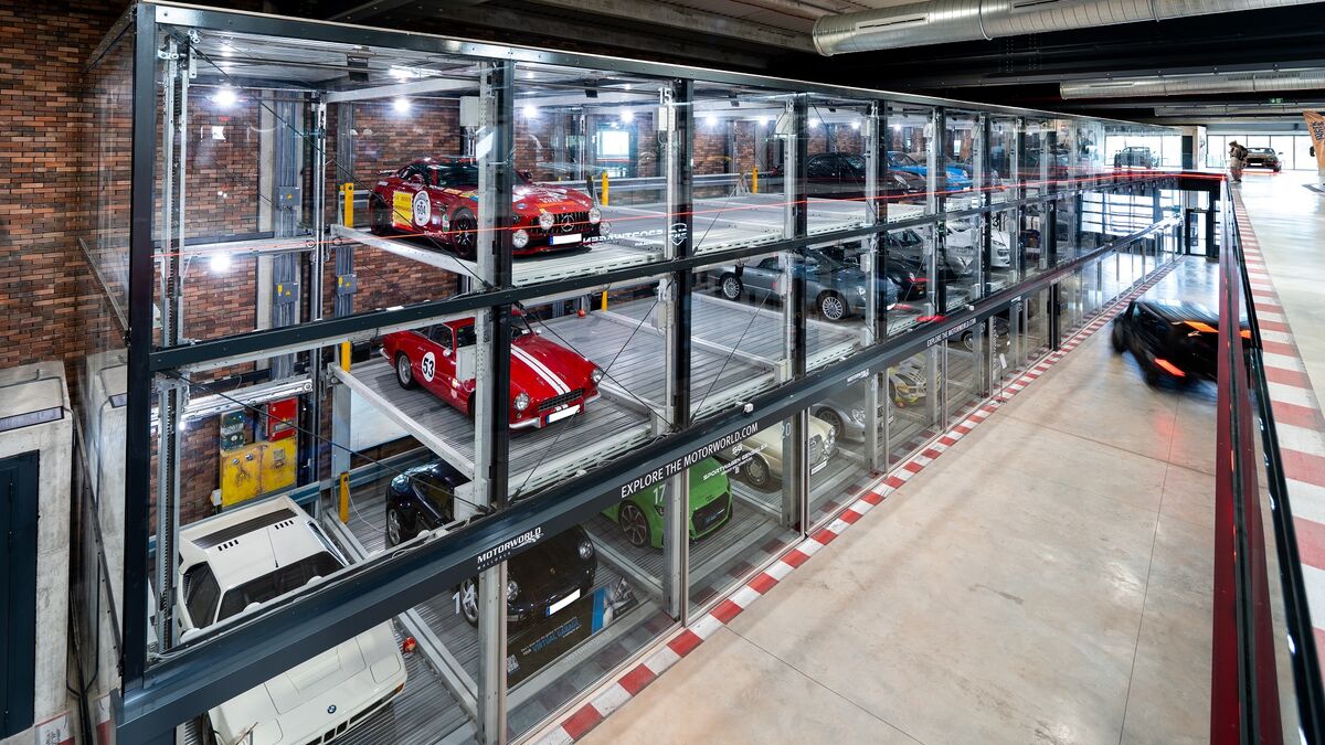 Das Parksystem in der Motorworld in Mallorca in der Schrägansicht mit Sportwägen in Glasboxen