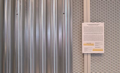 Gewelltes Fahrblech aus Stahl hängt an einer Wand