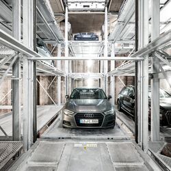 Autos stehen in einem Autoparksystem