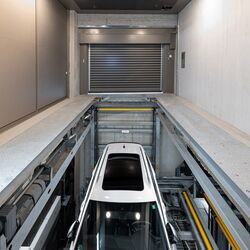 Auto senkt sich in Tiefgarage ab