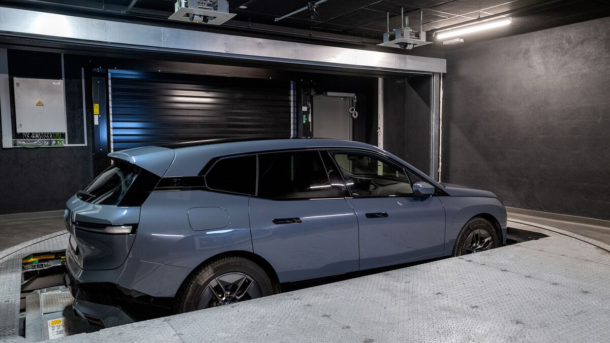 Das Auto steht in der Übergabekabine bereit für den Einparksvorgang