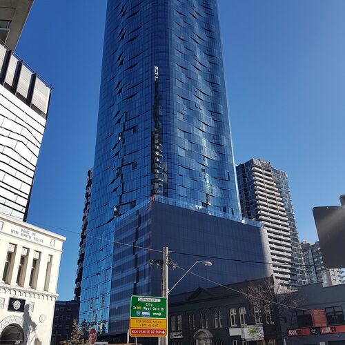 Außenansicht des Gebäudes Shadow Play in der Innenstadt von Melbourne