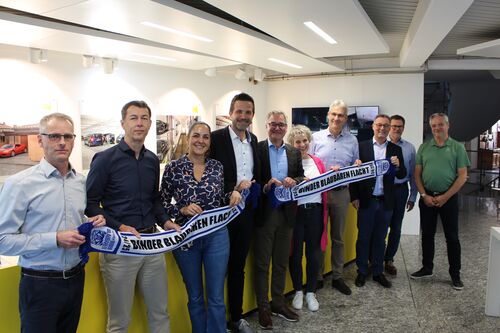Gruppenbild mit 10 Personen mit einem Schal der Binder Blaubären