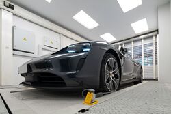 Auto steht auf einer Parkplatte