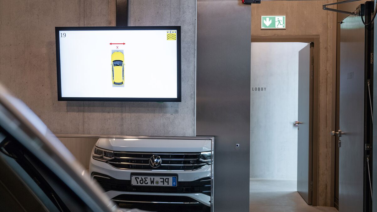 Auto steht vor einem Spiegel und Monitor