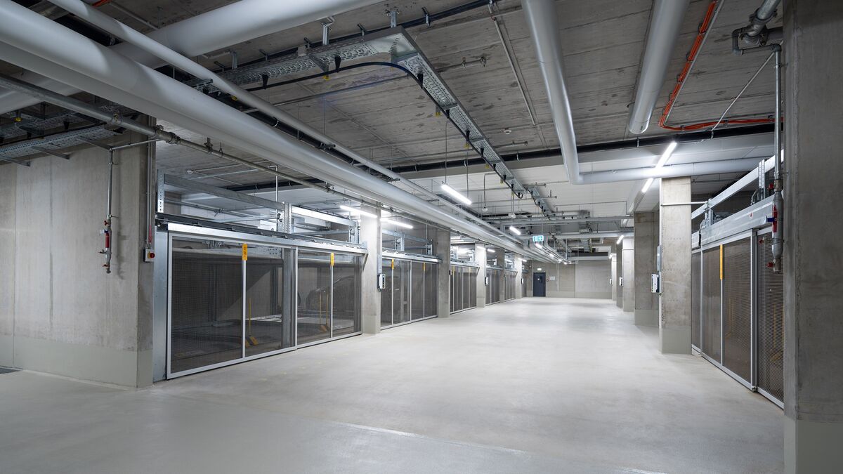 Ansicht der Fahrgasse in der Tiefgarage zwischen den seitlichen Parksystemen