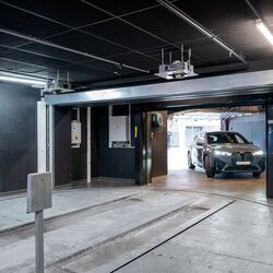 Auto fährt in die Einfahrtskabine des Parksystems ein