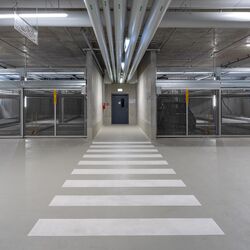 Frontalansicht auf die Parksysteme mit Blick auf den Tiefgaragenausgang