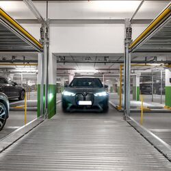 Ein Fahrzeug fährt auf die Plattform des WÖHR Combilift 552