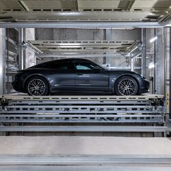 Seitenansicht eines Autos auf einem automatischen Parksystems
