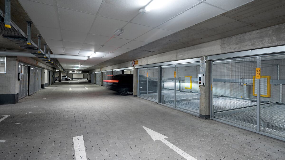 Übersicht der Tiefgarage mit einfahrendem Auto