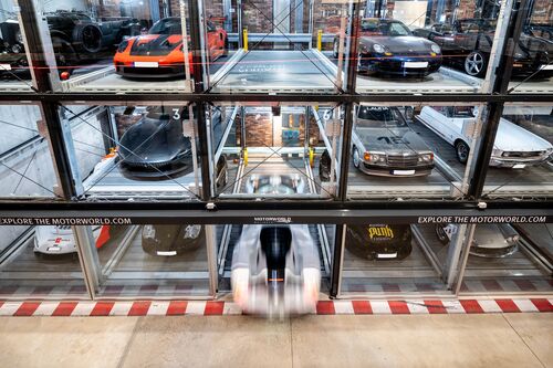 Ein Parksystem mit mehreren Autos, die ordentlich an einer Wand im Museum
