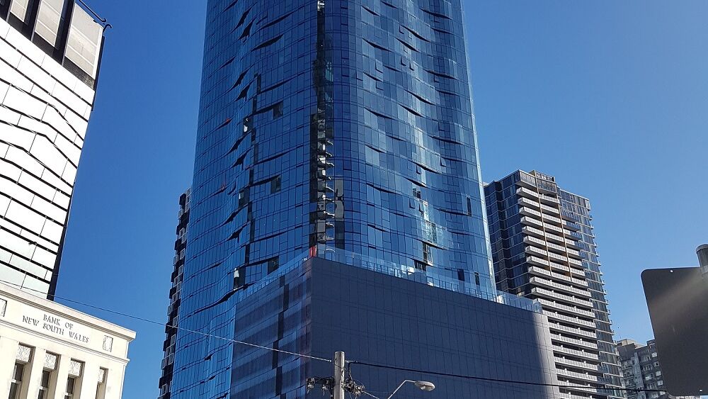 Außenansicht des Gebäudes Shadow Play in der Innenstadt von Melbourne