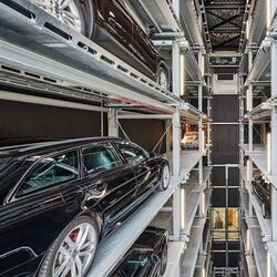 Übersicht in ein Autoparksystem mit parkenden Fahrzeugen